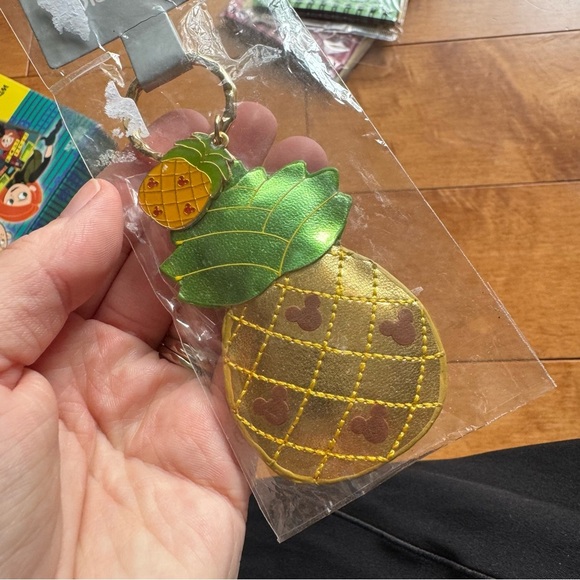 Disney Pineapple Key Holder - Green and Brown - Picture 3 of 3
